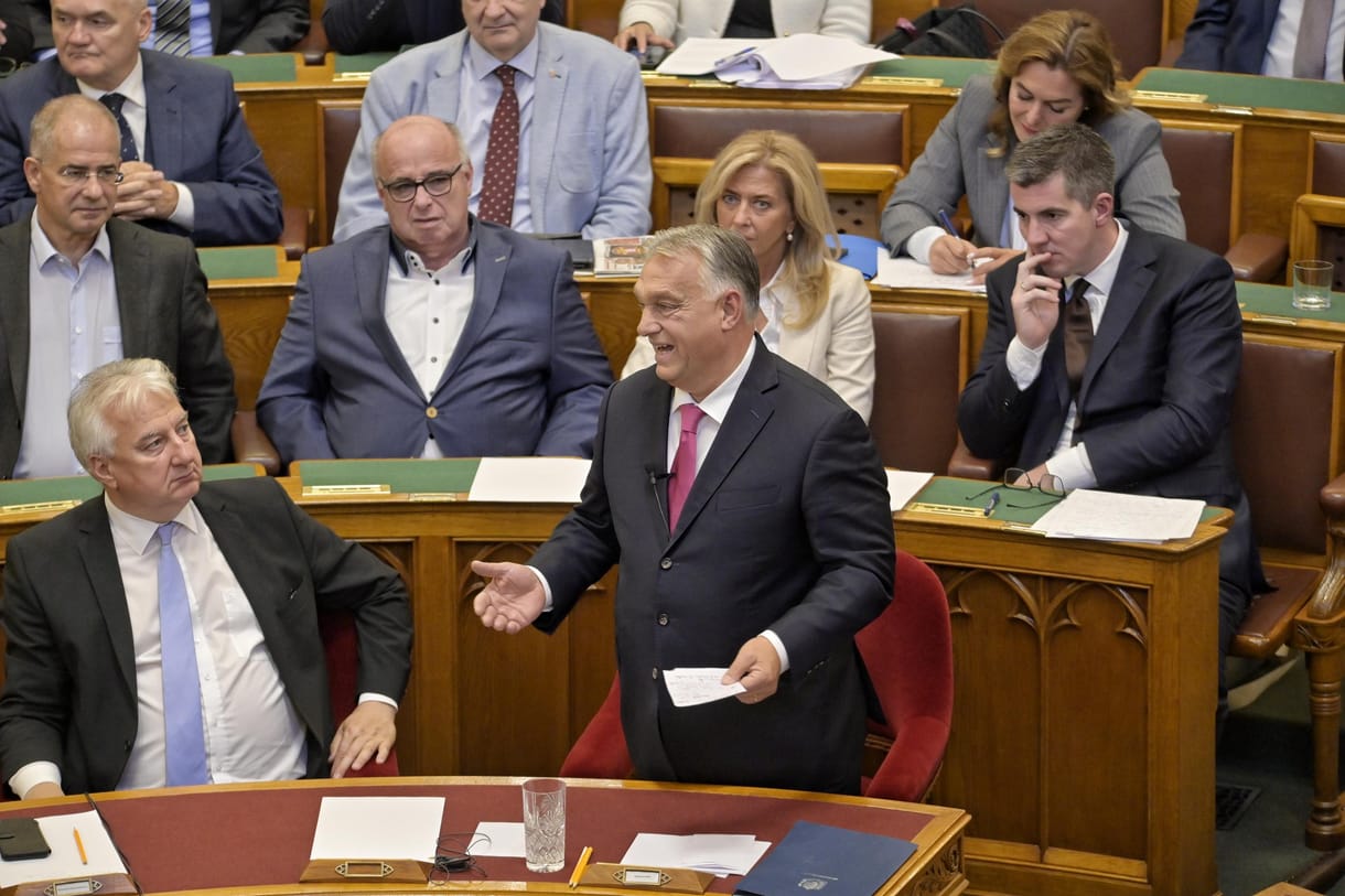 Képviselői eskütétellel és a veszélyhelyzet meghosszabbításával kezdődik a pofozkodás a Parlamentben