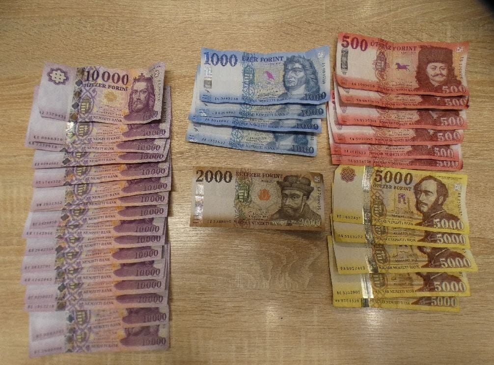 Kiraboltak egy nőt Cegléden, aki a vonaton számolta meg a fizetését