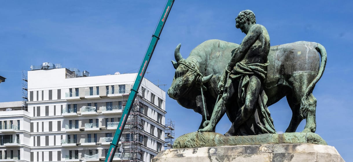Főleg Kínának hízeleg és Tiborczék pénztárcáját hizlalhatja a kormány az „aranyvízummal”