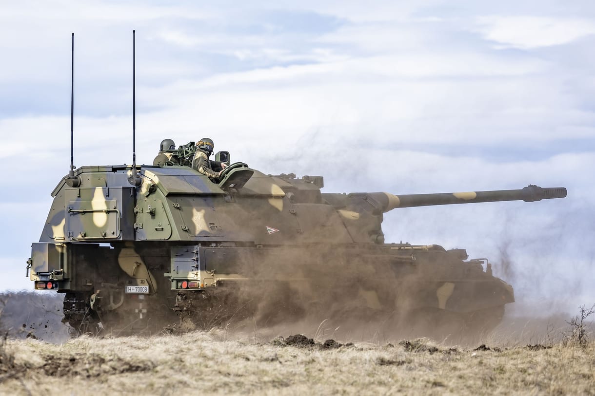 Egy tank parkol Németh Szilárd Fidesz-alelnök birkózóakadémiája előtt. De miért?