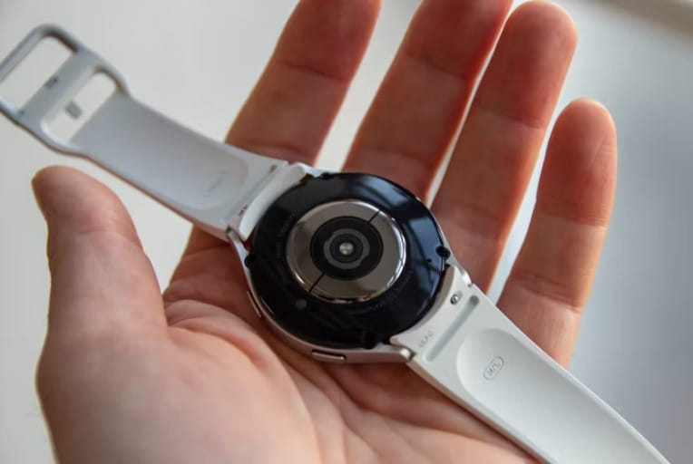 A Samsung óráiban is bekapcsolják a funkciót, ami szó szerint megmentheti viselője életét, ha szívproblémája van
