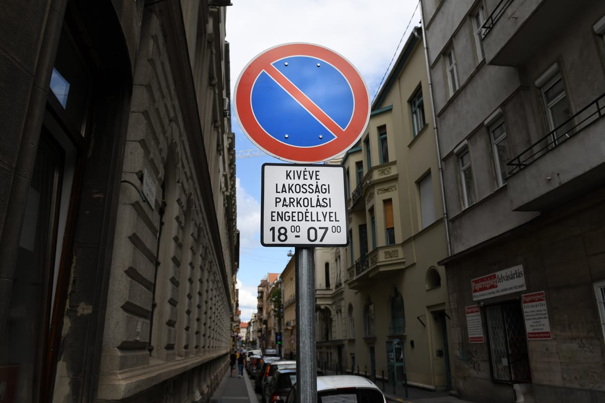 Csak tüneti kezelés a főváros autóproblémáira a belvárosi kerületek új parkolási rendszere
