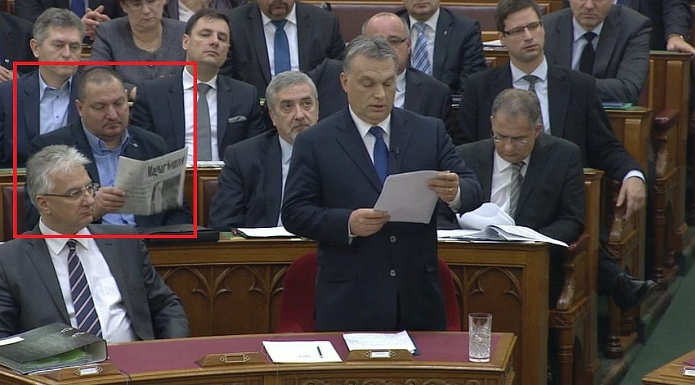 Németh Szilárd Magyar Nemzetet olvasott Orbán beszéde alatt