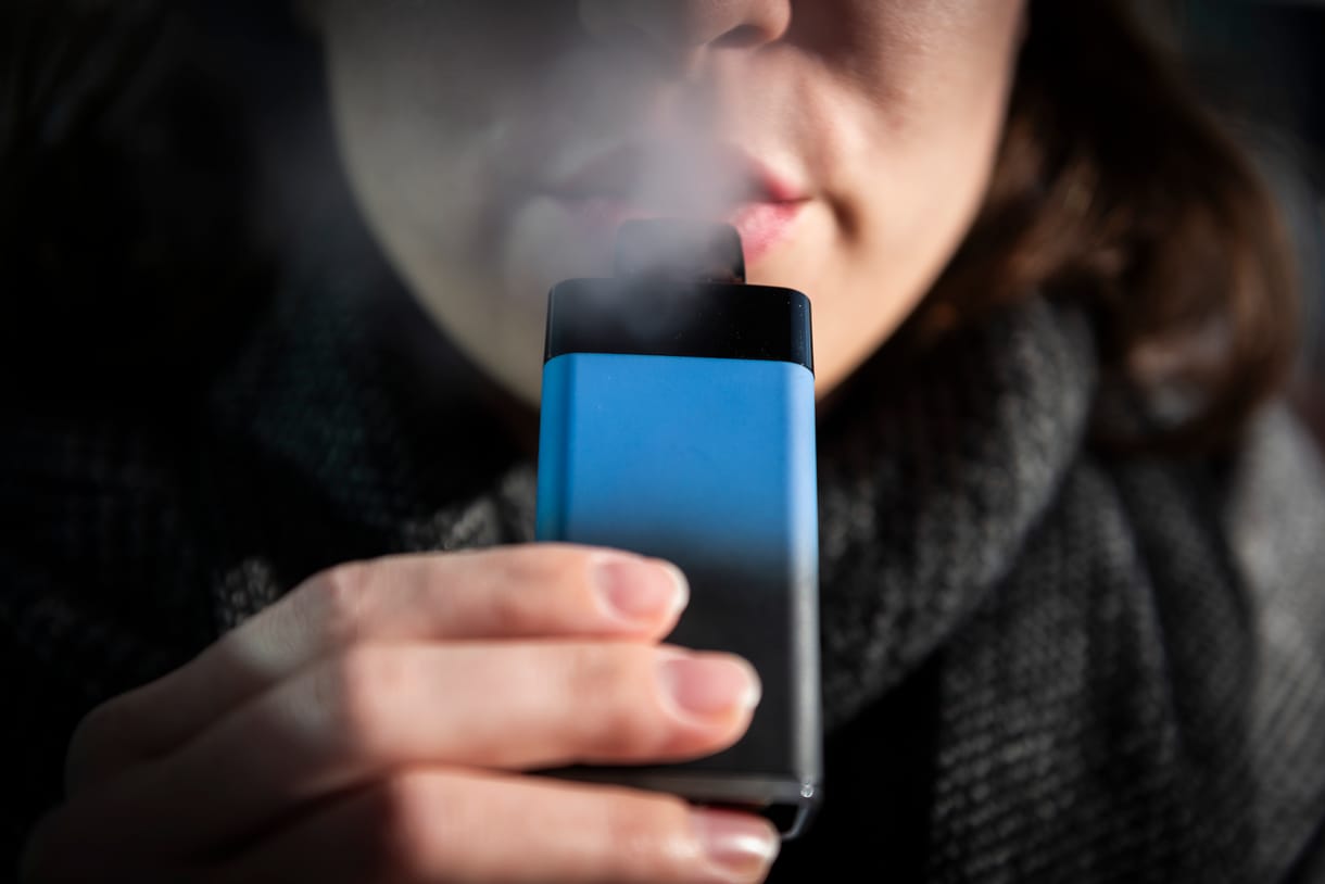 Mintha 20 doboz sima cigit szívna el minden nap – súlyos dolog derült ki az eldobható e-cigarettáról