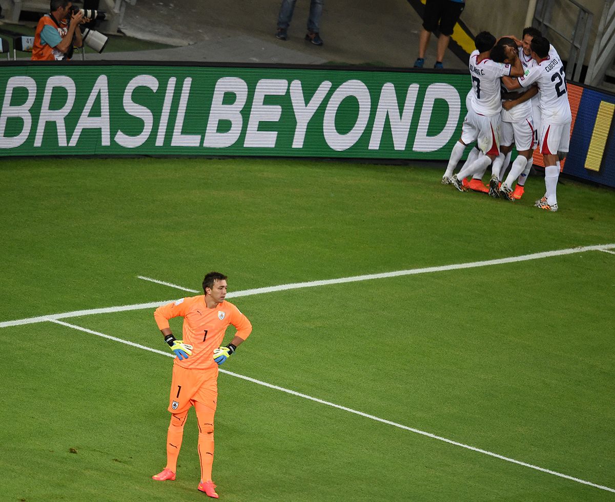 Costa Rica hengerelt a második félidőben - Uruguay máris a kiesés szélén