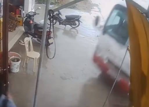Leintették a buszt, erre az becsapódott az épületbe – videó