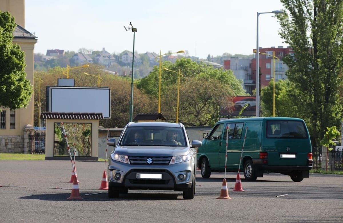 Megerősítette a Honvédelmi Minisztérium, hogy ősztől katonák segítik a középiskolások ingyenes jogosítványszerzését