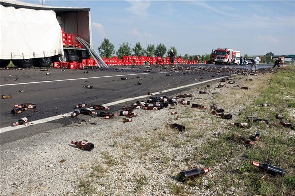 Baleset az M3-ason Bagnál, egy sávban halad a forgalom