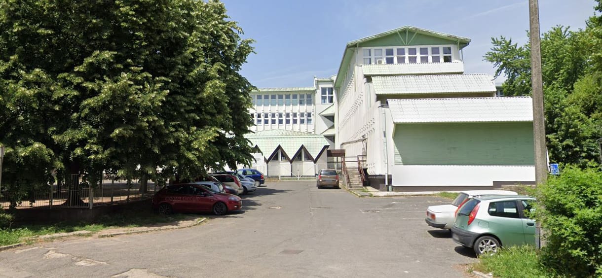 Leomlott a kaposvári iskola teteje, aminek a felújításával előző este készültek el