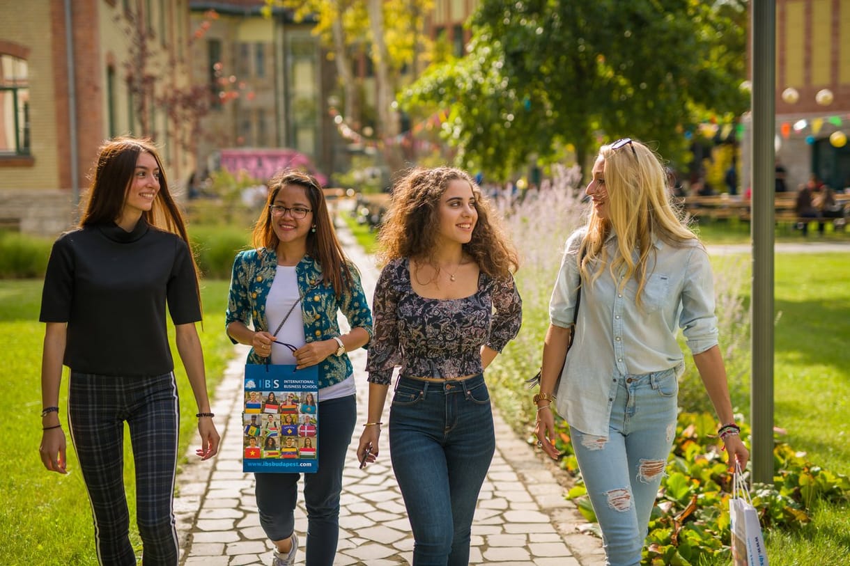 Menstruációs tünetek miatt igazolás nélkül is hiányozhatnak egy budapesti főiskola hallgatói