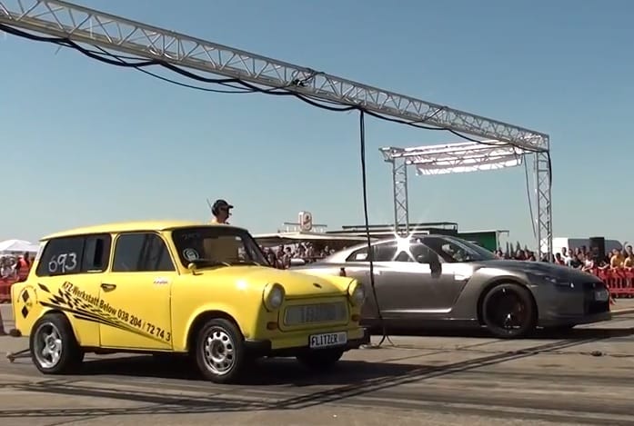 Így leckézteti a papírjaguár a Nissan GT-R-t - videó
