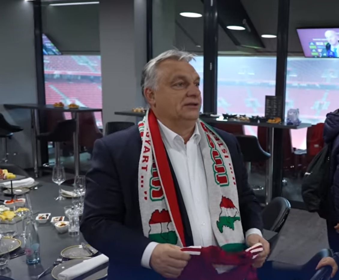 Hadházy tippet adott Orbánnak, mit írhatna rá a nagy-magyarországos sáljára