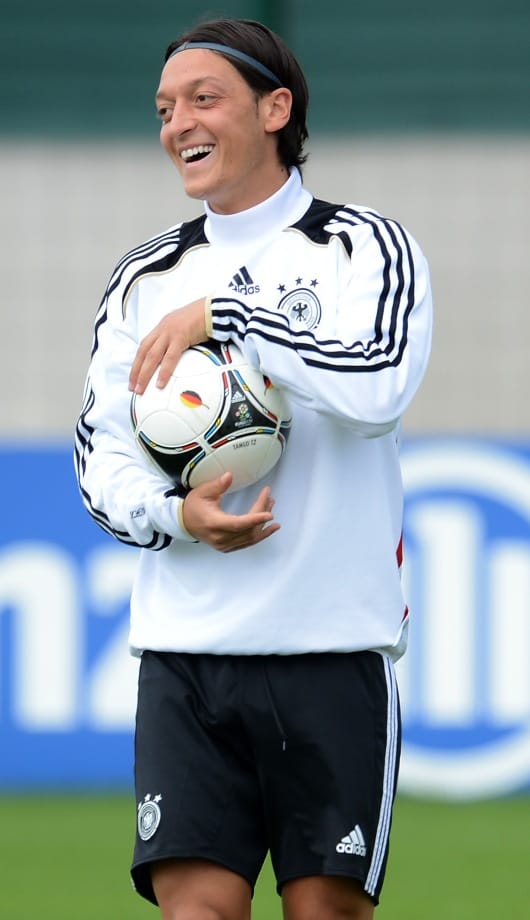 Özil dühösen reagált a kritikákra