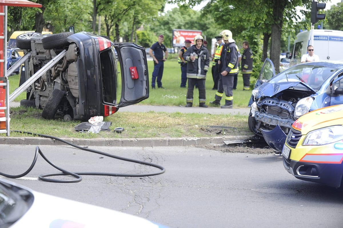 Csúnya baleset történt az egyik zuglói kereszteződésében - fotó 