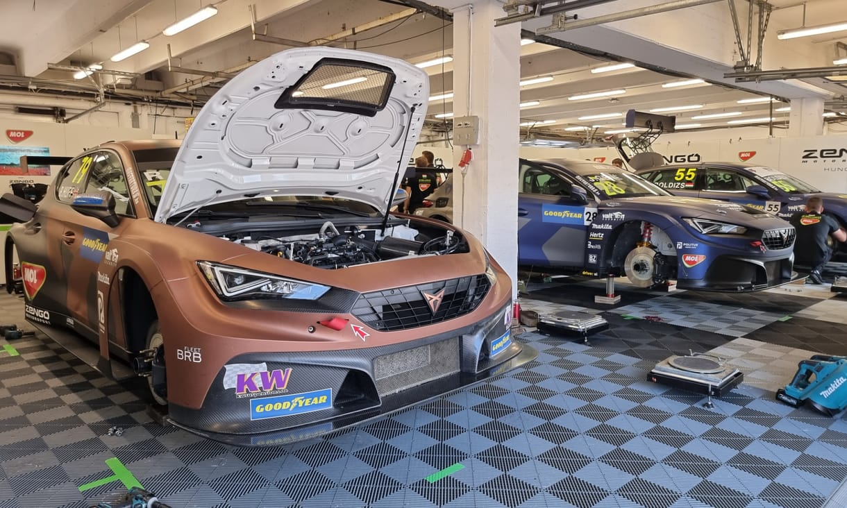 Éledezik a Hungaroring, belestünk reggel Micheliszékhez, Zengőékhez