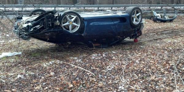 Tetejére borulva landolt egy Ferrari, megmaradt a sofőr humora - fotók