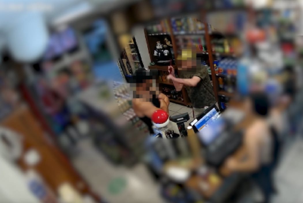 Összekapott a járóbotos nyugdíjas és a kigyúrt fiatal a dohányboltban, a végén a rendőröket is ki kellett hívni – videó
