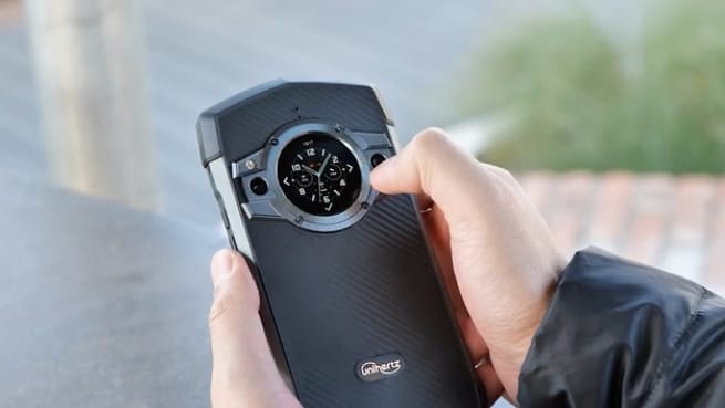Különleges androidos telefon érkezik, egy okosóra van a hátlapján