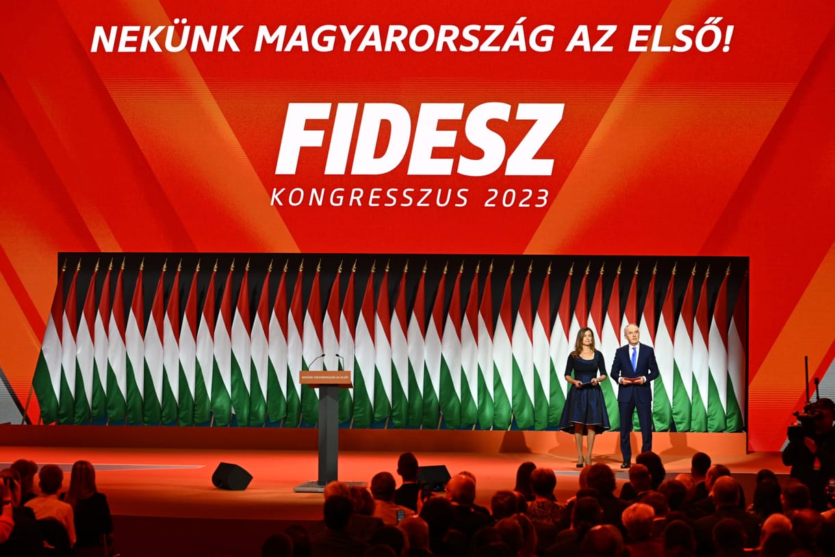 Ötödik napja csak pornót posztolnak a gödöllői Fidesz Facebook-oldalára