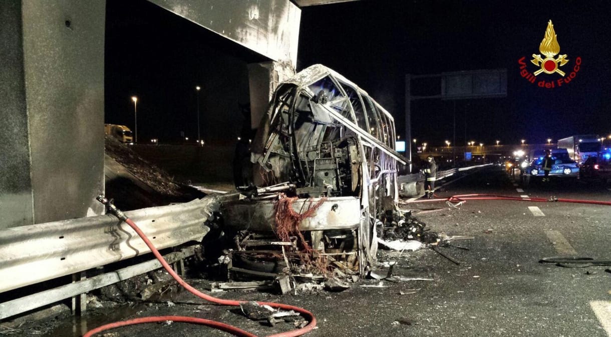 Életeket mentett a tornatanár az égő buszon