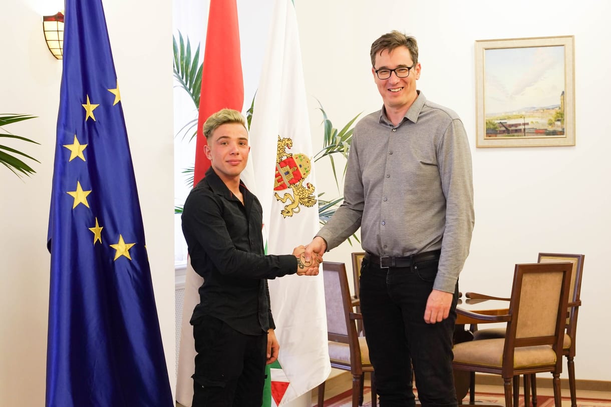 Karácsony Gergely megajándékozta Dominikot, aki megmentette a Margit hídról leugrani készülő fiút