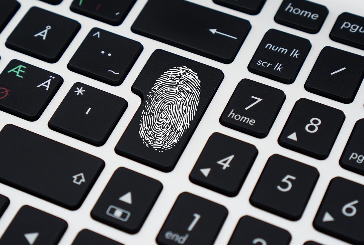 Máris nekimentek a Facebooknak és a Google-nek: megsérthették a GDPR-t