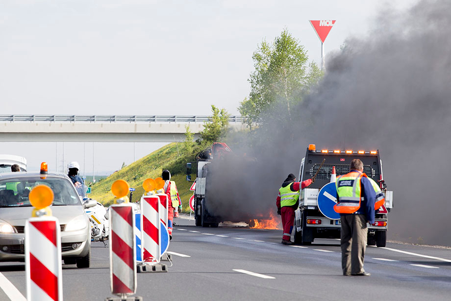 Lángol egy gyepszőnyegeket szállító teherautó az M6-oson