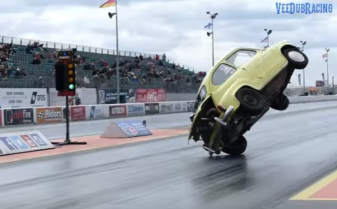 Ezen a Fiat 600-as dragsteren még dolgozni kell egy kicsit – videó