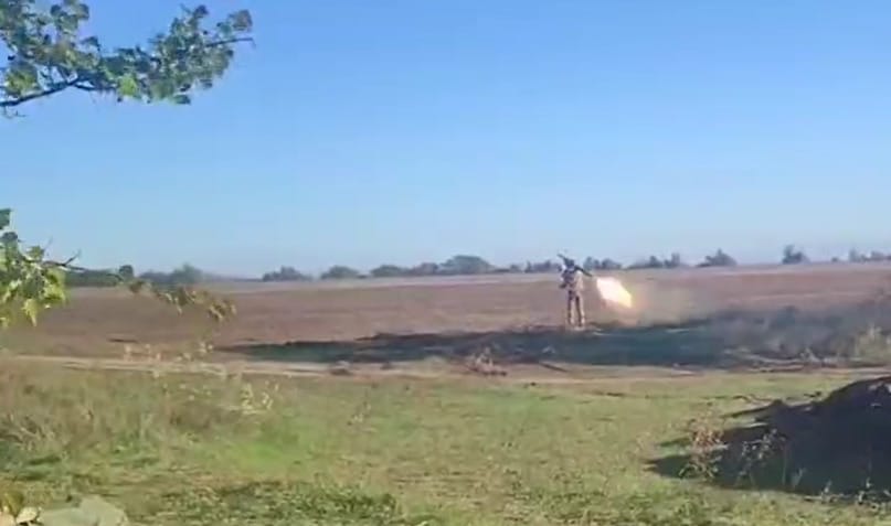 Vállról indítható rakétával szedte le az orosz rakétát egy ukrán katona – videó