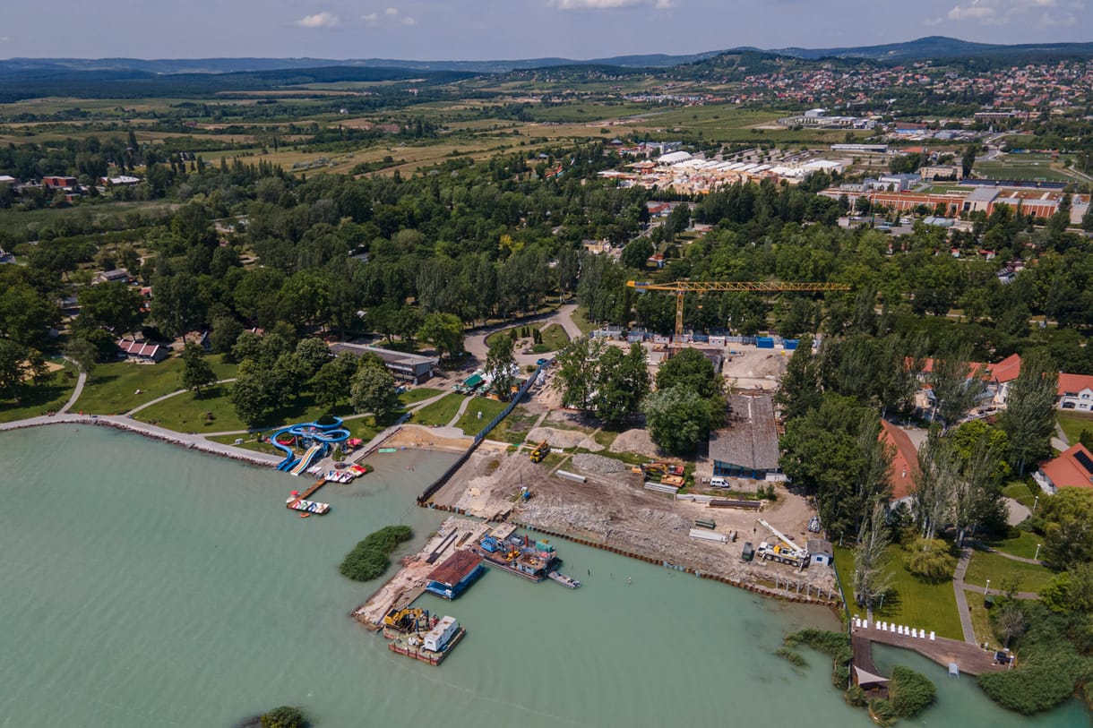 A Balatonon találtak helyet Mészáros egyik menedzserének 