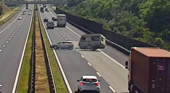 Túl gyorsan hajtott lakókocsijával az M3-ason, hatalmas borulás lett belőle – videó