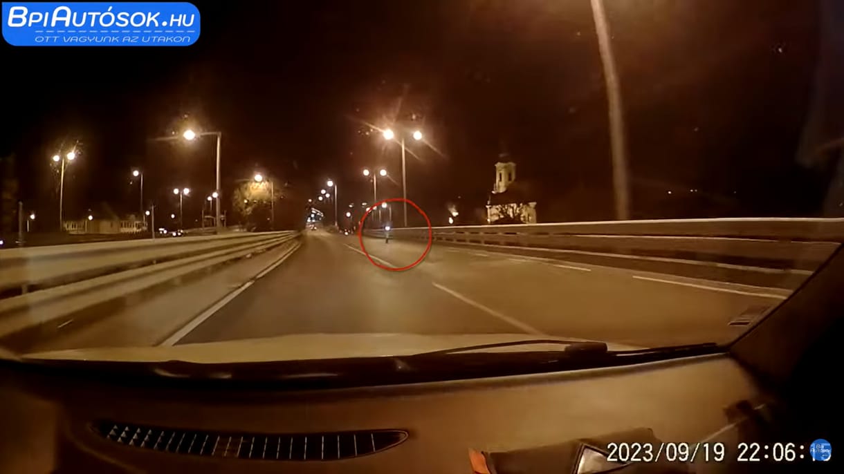 Forgalommal szemben rollerezett valaki az Árpád híd felhajtóján - videó