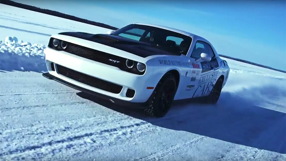 Befagyott tavon is megy 274-gyel egy Dodge Challenger Hellcat - videó