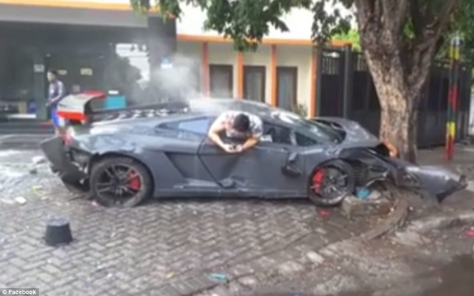 Megrázó videó: 3 embert elütött a Lamborghinijével, majd telefonálgatni kezdett