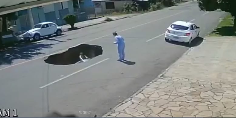Videó: Beszakadt az út a teherautó alatt, el is nyelte a következő kocsit