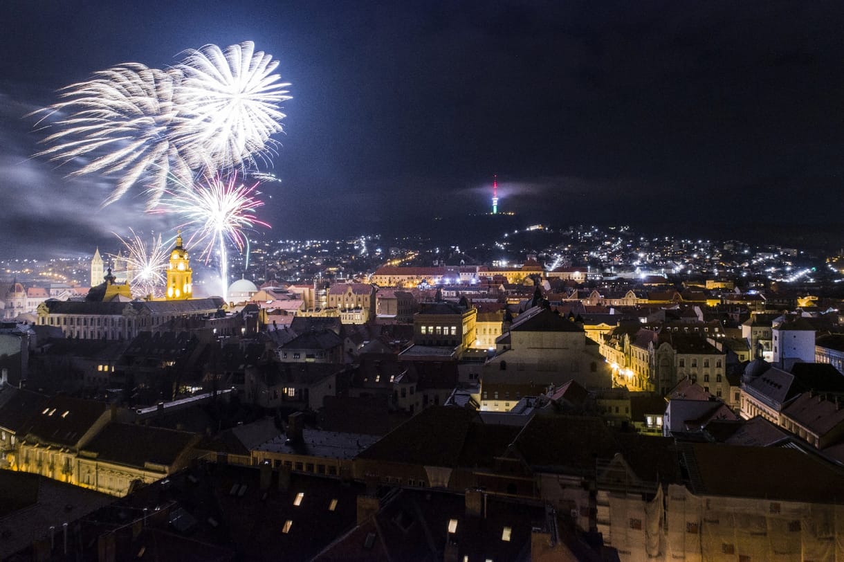 Megszavaztatják a pécsieket, hogy tűzifát, vagy tűzijátékot akarnak-e