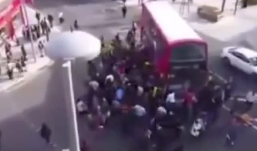 Videó: Emeletes buszt emeltek le az emberek egy elütött biciklisről Londonban