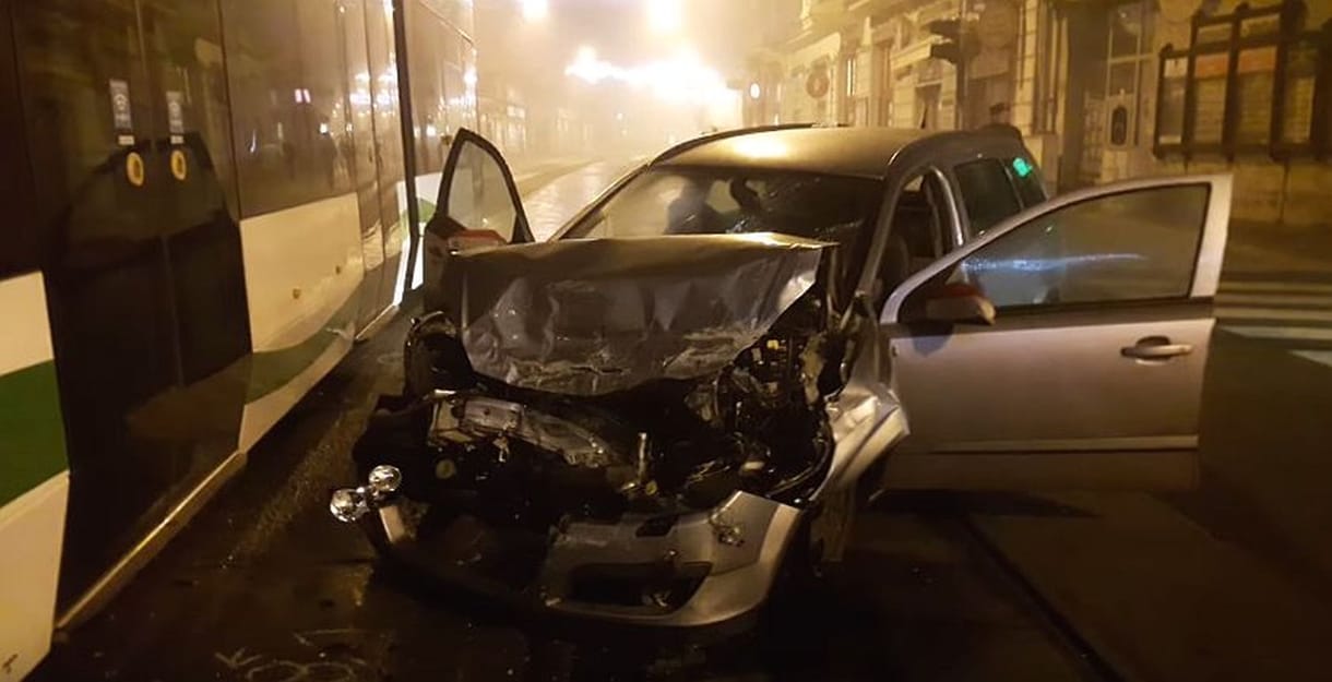 Rommá tört egy utcasarkot a sínről leütött miskolci villamos – videók