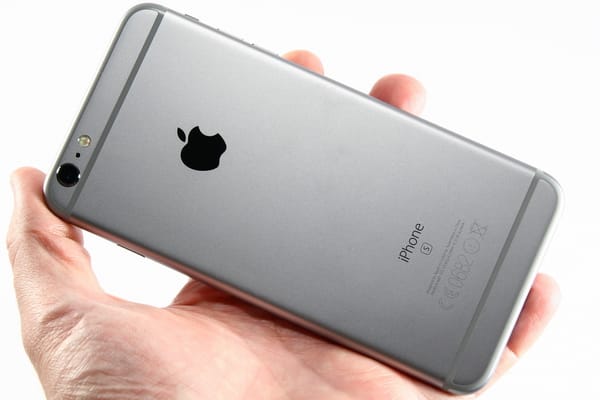 Milliárdokra perelik Olaszországban az Apple-t a régi iPhone-ok miatt