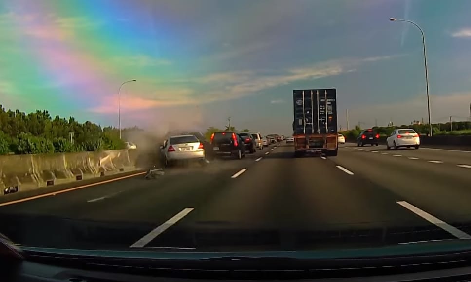 Így kezdődik egy torlódás az autópályán – videó