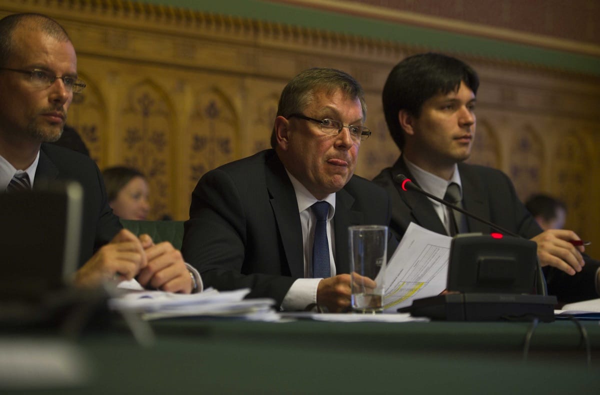 Egyéves a játék, amelyben mindenki veszít, csak a kormány nyer