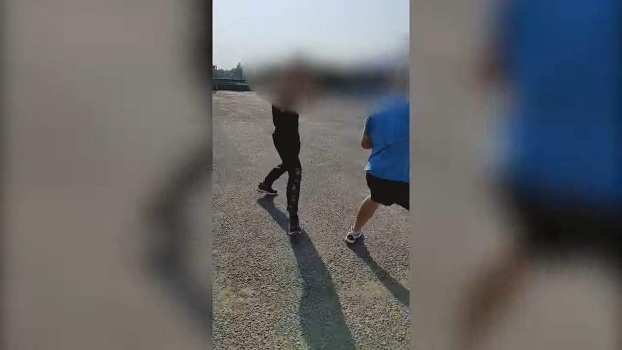Három évet kapott a korábbi börtönőrét bántalmazó férfi – videóval