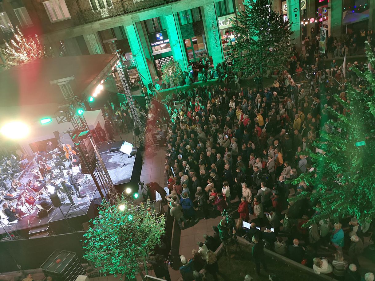 Az ellenzéki kampányzárón a fideszes plakátokat takarták le