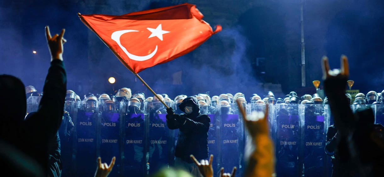 Erdogan megpuccsolja ellenzékét, és abszolút hatalomra tör, de ez Európát és Amerikát nemigen érdekli