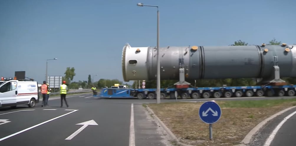 Gigantikus jármű haladt Tiszaújvárosnál