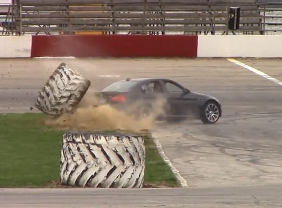 Tizenöt másodperc alatt milliós kár egy BMW M3-ban – videó