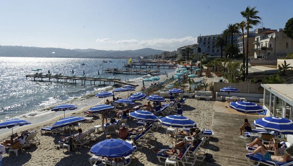 Rejtett kamerákkal leplezték le, hogy az előítélet él és virul a Riviéra magánstrandjain