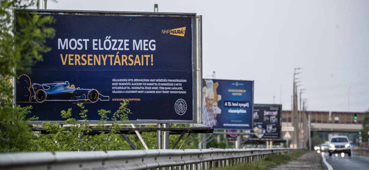 Rossz vége lehet, hogy amíg a jegybank fékezni próbál, a kormány beszerel még egy gázpedált