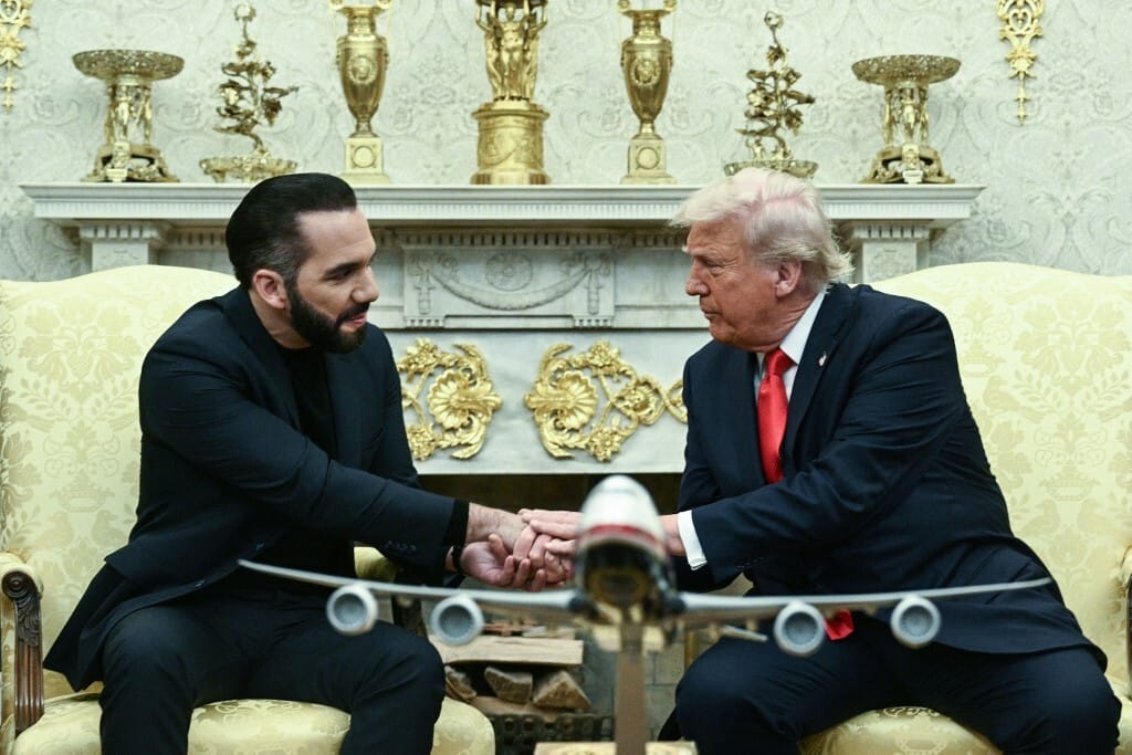 Trump összekacsintott a „legmenőbb diktátorral”, majd nevetve a biztos életveszélybe küldött egy ártatlan családapát