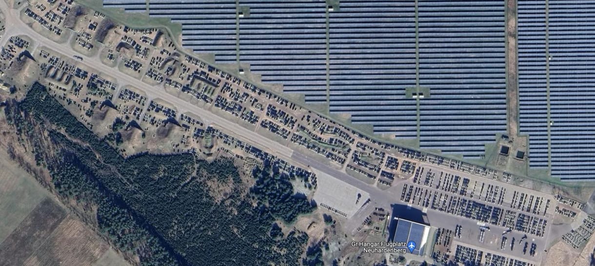 Elhagyott bevásárlóközpontnál és volt NDK-s katonai repülőtéren tárolja sok ezer eladatlan autóját a Tesla